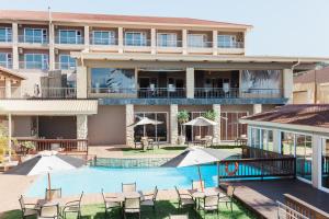 Umtentweni树下酒店及会议中心的享有酒店空中美景,设有游泳池