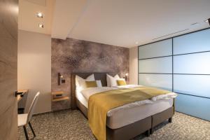 圣维特Ohles Lifestyle Guesthouse的一间卧室设有一张大床和一个窗户。