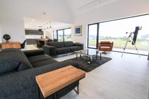 布罗德福德Black Barn Skye - Contemporary 3 bed / 4 bath home的客厅配有沙发和桌子