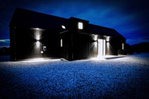 布罗德福德Black Barn Skye - Contemporary 3 bed / 4 bath home的夜间有灯的谷仓