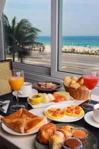 里约热内卢索勒伊帕内马酒店的一张带餐盘的桌子,享有海滩美景