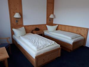 Hotel - Gasthof Spessarttor & Hotel Bergwiesen客房内的一张或多张床位