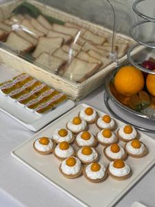 第聂伯罗帕克酒店的桌上的盘子蛋糕和鸡蛋