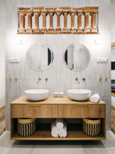 BrezovicaPr Kopač的浴室设有2个水槽和2面镜子