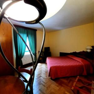阿贝托内贝拉维斯塔酒店的一间卧室配有红色的床和大灯