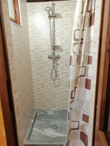 多莫多索拉Casa vacanze La Carbunera的浴室内配有淋浴帘。