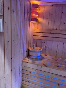那不勒斯Terrazza Aragon Room and SPA的木地板上设有带木制浴缸的桑拿浴室
