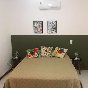 萨尔瓦多Pitaya Beach House - Charming Village By the Sea的一间卧室配有一张带绿色床头板的床