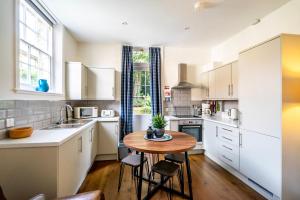 约克Middlethorpe Manor - No 5 Lazy Days and Explore的厨房配有小桌子和椅子