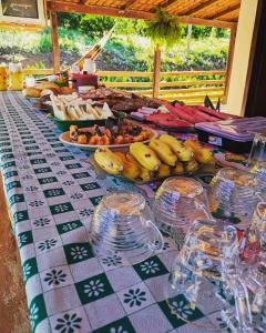 圣罗克迪米纳斯Pousada Canastra Mineira的一张桌子,上面放香蕉和其他食物
