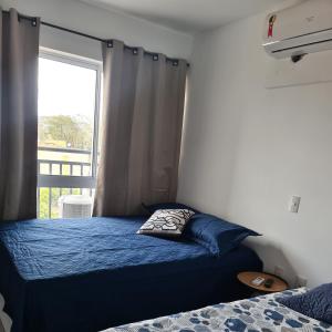 特雷西纳Flat 308的一间卧室设有两张床和窗户。