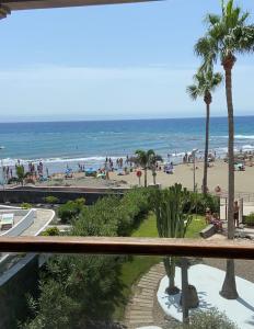 圣阿古斯丁Apartamentos Los Papagayos的从度假村的阳台上可欣赏到海滩景色