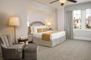 达拉斯华威梅尔罗斯酒店的配有一张床和一把椅子的酒店客房
