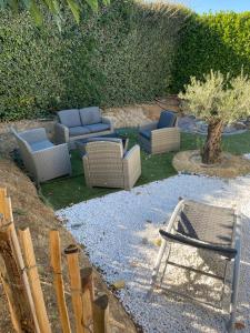 昂苏伊Petit nid douillet en Luberon avec spa的院子里的一组椅子