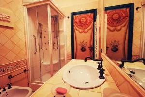 坎波迪焦韦Chalet Mon Amour - Relax & Sky的一间带水槽和淋浴的浴室