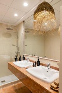 哈维亚Hotel Ritual de Terra & SPA的一间带两个盥洗盆和大镜子的浴室