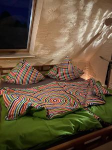 巴特施瓦尔陶Salzoasen Apartment的床上有2个枕头
