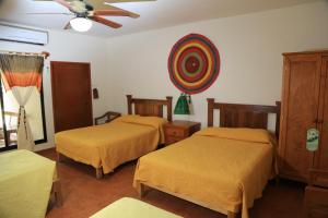 里奥韦尔德Hotel El Molino的一间设有三张床的房间,墙上有一个目标