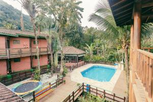 博西坎加Pousada Maná的享有带游泳池的房屋的空中景致