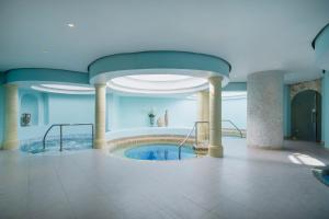 蒙特哥贝玫瑰堂海滩伊波罗之星酒店&度假村的一座带天花板的大型游泳池