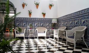塞维利亚塞维利亚中央旅馆的一间位于 ⁇ 格地板上的房间,配有椅子和桌子