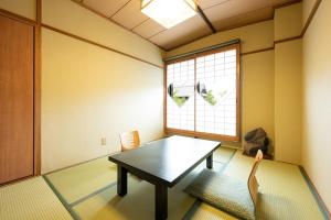 京都山田屋旅馆的一间带桌子和窗户的用餐室