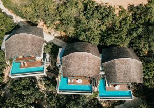 纳闽巴霍Plataran Komodo Resort & Spa - CHSE Certified的享有度假村群的顶部景色
