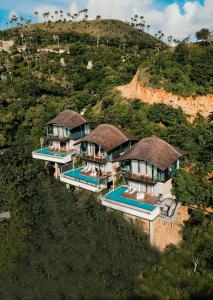 纳闽巴霍Plataran Komodo Resort & Spa - CHSE Certified的享有山丘上别墅的空中景致