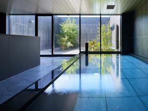 札幌Sapporo Granbell Hotel的一座带大窗户的房屋内的游泳池