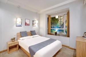 哈尔滨哈尔滨哈什国际青年旅舍哈尔滨西站店的卧室设有一张白色大床和一扇窗户。