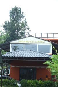 班加罗尔Vistar Resort & Hotels的上面有标志的建筑