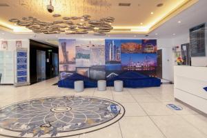 阿布扎比Gravity Hotel Abu Dhabi的大堂墙上挂着大型壁画