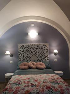 比萨L'Angolo dei Cavalieri的一间卧室配有一张带两个枕头的床