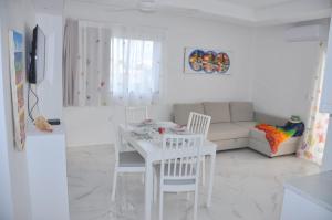 巴亚希贝CASA MARAVILLOSA的白色的客厅配有白色的桌子和椅子