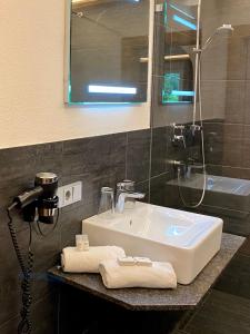 蒂罗尔-基希贝格Almhof Kitzlodge - Alpine Lifestyle Hotel的一间带水槽、淋浴和镜子的浴室