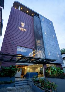 科钦The Trios Hotel的带有标志的tesco建筑