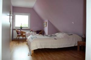 埃肯弗德Borgers的卧室设有紫色墙壁、床和窗户