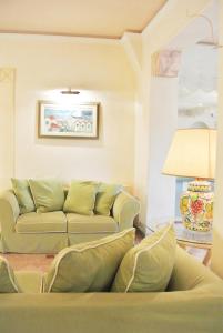 马尔米堡米尼翁酒店的客厅配有沙发和桌子