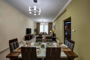 迪拜Radiance Premium Suites的用餐室以及带桌椅的起居室。