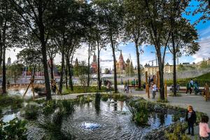 莫斯科茹姆精品酒店的公园的 ⁇ 染,人们在池塘周围散步