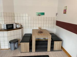 苏尔Ferienwohnung Eichhörnchen的一个带桌子和两张凳子的小厨房