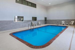 阿马里洛西阿马里洛速8酒店的一座带蓝色泳池的建筑中的游泳池