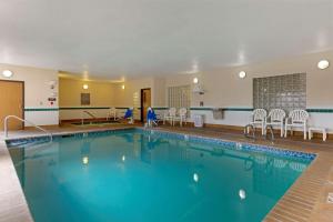 梅德福康福特茵南梅德福旅馆的一座配有桌椅的酒店游泳池