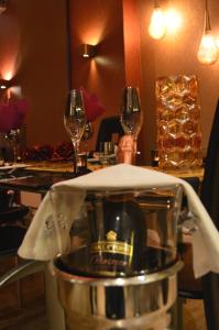 韦尔维耶Le BELLEA的一张桌子,上面放有两杯酒杯和搅拌机