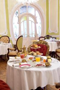 里斯本Palacete Chafariz Del Rei - by Unlock Hotels的餐桌上的食物