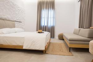 卡利诺岛Kantouni Blue Sea的一间卧室配有一张床和一张沙发