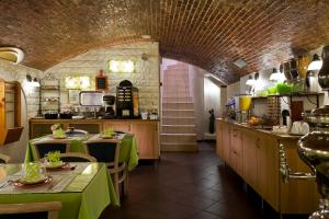 巴黎Hôtel Aurore Paris Gare de Lyon的厨房配有两张带绿桌布的桌子