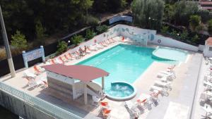维耶斯泰艾丽塞纳度假村的享有带椅子和桌子的游泳池的顶部景致