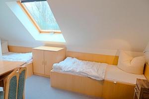 青斯特Am Deich 49的小房间设有床和窗户