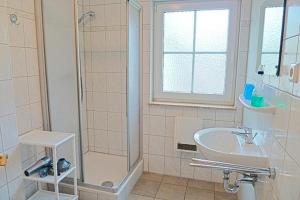 青斯特Am Deich 49的带淋浴和盥洗盆的浴室